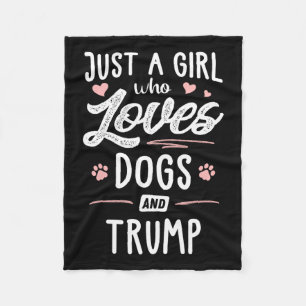 Ein Mädchen, das Hunde Liebe, und Trumps Gabe Love Fleecedecke