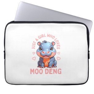 Ein Mädchen, das Moo Deng Hippo Women Kindermädche Laptopschutzhülle