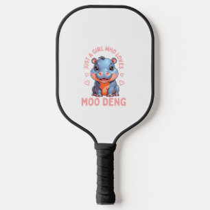 Ein Mädchen, das Moo Deng Hippo Women Kindermädche Pickleball Schläger