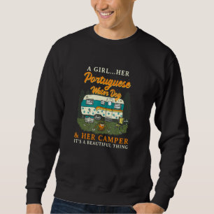 Ein Mädchen ihr portugiesischer Wasserhund und ihr Sweatshirt