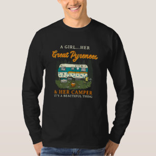 Ein Mädchen ihre großen Pyrenäen und ihr Camper Py T-Shirt