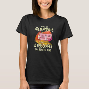 Ein Mädchen ihre großen Pyrenäen und ihr Camper Py T-Shirt