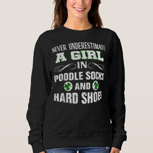 Ein Mädchen in Poodle Socken und Hard Shoes Irish  Sweatshirt (Vorderseite)