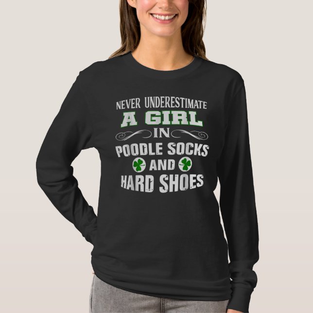 Ein Mädchen in Poodle Socken und Hard Shoes Irish  T-Shirt (Vorderseite)