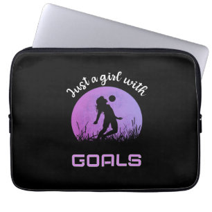 Ein Mädchen mit Toren schöner Fußball Laptopschutzhülle