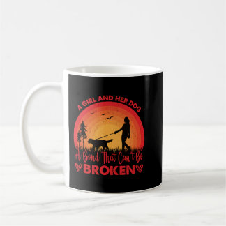 Ein Mädchen und ihr Hund eine Anleihe, die nicht z Kaffeetasse