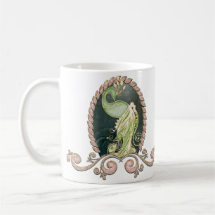 Ein majestätischer Pfau in Gold und Grün Kaffeetasse