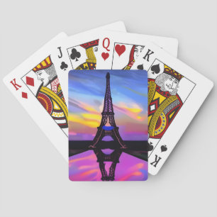 Ein malerischer Eiffelturm in leuchtendem Sonnenun Spielkarten