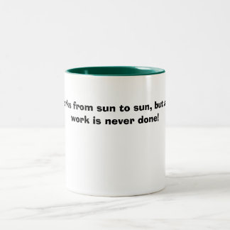 Ein Mann arbeitet von der Sonne zur Sonne, aber Zweifarbige Tasse