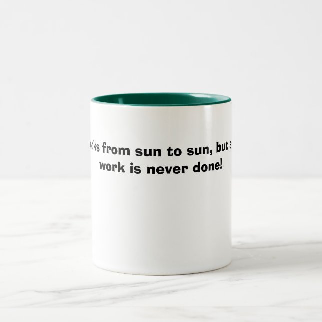 Ein Mann arbeitet von der Sonne zur Sonne, aber Zweifarbige Tasse (Mittel)