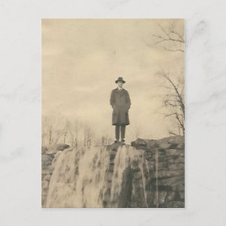 Ein Mann auf einer Klippe Postkarte