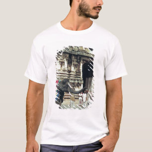 Ein Mann, der durch einen Elefanten gesegnet wird T-Shirt