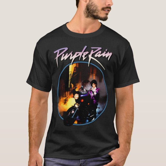 Ein Mann, der in Regen Motorrad fährt T-Shirt (Vorderseite)