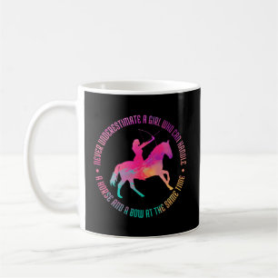 Ein Mann, der mit einem Pferd und einer Bow-Bogens Kaffeetasse