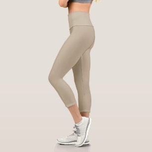 ein Mann in einem Anzug und Krawatte stehend vor e Capri Leggings