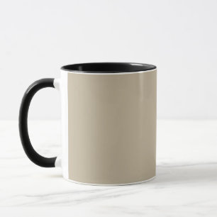 ein Mann in einem Anzug und Krawatte stehend vor e Tasse