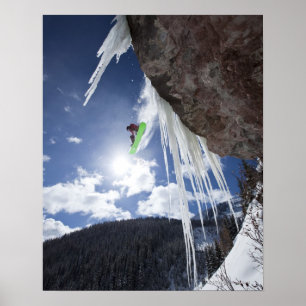 Ein männlicher Snowboarder springt weg von einem Poster