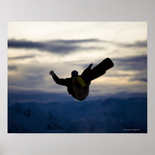 Ein männlicher Snowboarder tut eine Rückseite Poster