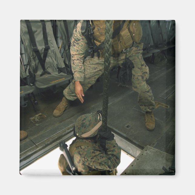 Ein Marine schickt einen anderen Marine in die Höl Magnet (Vorne)