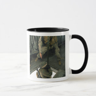 Ein Marine schickt einen anderen Marine in die Höl Tasse