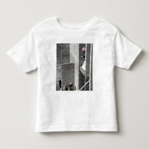 Ein Marine- und Rolle-spielender feindlicher Kleinkind T-shirt