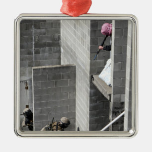 Ein Marine- und Rolle-spielender feindlicher Silbernes Ornament