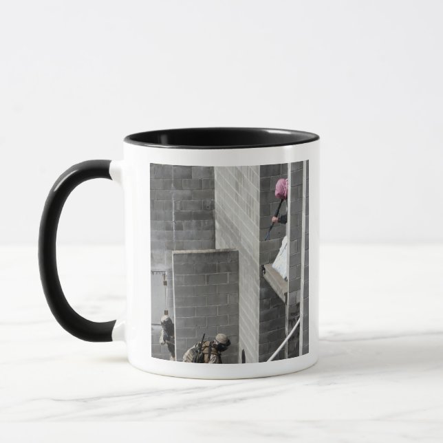 Ein Marine- und Rollenspielfeind Tasse (Links)