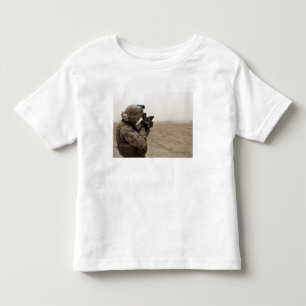 Ein Marinesoldat feuert das M-32 ab Kleinkind T-shirt