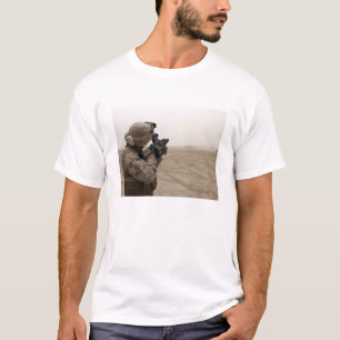 Ein Marinesoldat feuert das M-32 ab T-Shirt