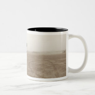 Ein Marinesoldat feuert das M-32 ab Zweifarbige Tasse