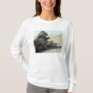Ein Marinesoldat feuert ein Gewehr des Services T-Shirt