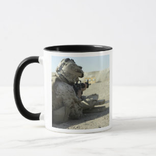 Ein Marinesoldat feuert ein Gewehr des Services Tasse