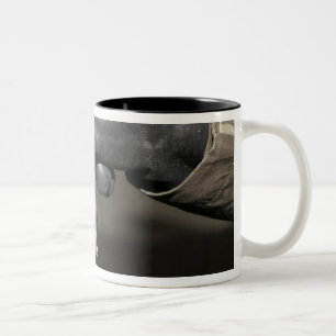 Ein Marinesoldat fügt ein trinkendes Rohr in sein Zweifarbige Tasse