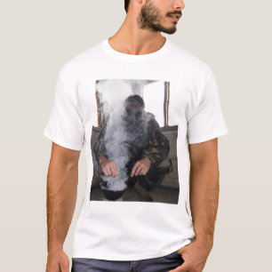 Ein Marinesoldat füllt die Gaskammer mit mehr T-Shirt