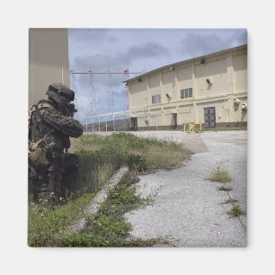 Ein Marinesoldat gibt Sicherheit bekannt Magnet