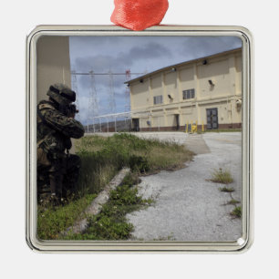 Ein Marinesoldat gibt Sicherheit bekannt Ornament Aus Metall