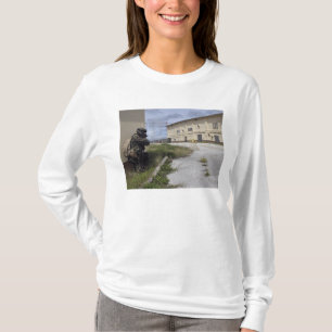 Ein Marinesoldat gibt Sicherheit bekannt T-Shirt