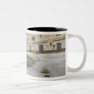 Ein Marinesoldat gibt Sicherheit bekannt Zweifarbige Tasse