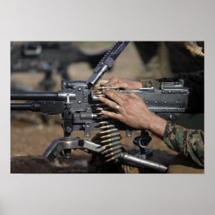 Ein Marinesoldat lädt a.m. - Maschinengewehr 240G Poster