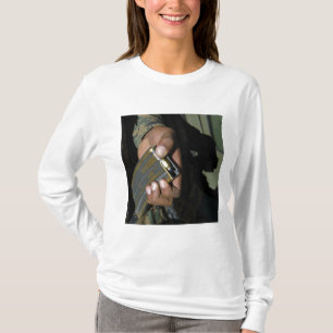 Ein Marinesoldat lädt leere Munitionsrunden T-Shirt
