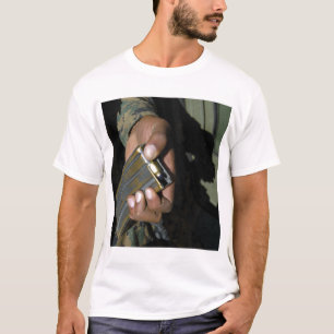 Ein Marinesoldat lädt leere Munitionsrunden T-Shirt