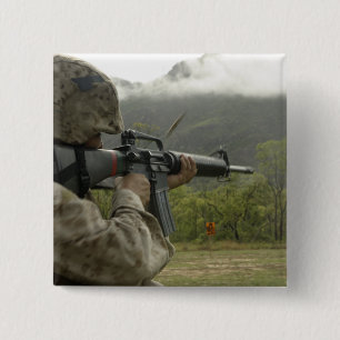 Ein Marinesoldat leitet Bohrgeräte Button