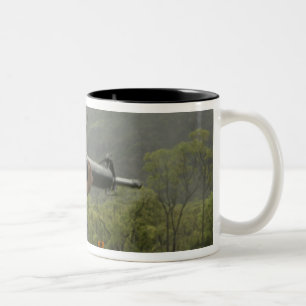 Ein Marinesoldat leitet Bohrgeräte Zweifarbige Tasse