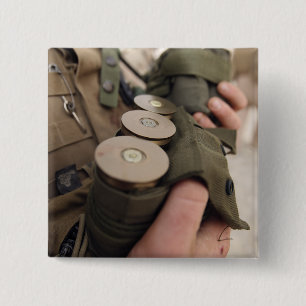 Ein Marinesoldat schaukelt Handvoll 40 Button