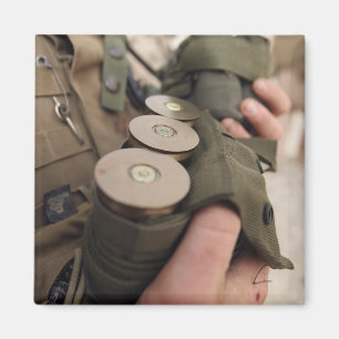 Ein Marinesoldat schaukelt Handvoll 40 Magnet