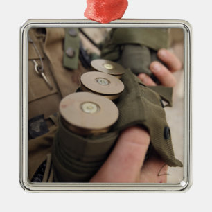 Ein Marinesoldat schaukelt Handvoll 40 Ornament Aus Metall