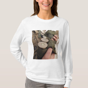 Ein Marinesoldat schaukelt Handvoll 40 T-Shirt