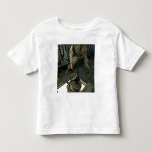 Ein Marinesoldat sendet einen Mitmarinesoldaten Kleinkind T-shirt