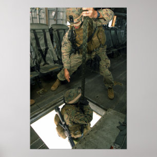 Ein Marinesoldat sendet einen Mitmarinesoldaten Poster