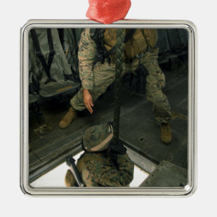 Ein Marinesoldat sendet einen Mitmarinesoldaten Silbernes Ornament